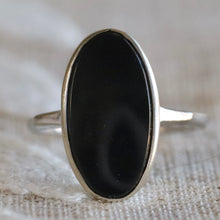 Load image into Gallery viewer, Classic oval onyx vintage ring in white gold