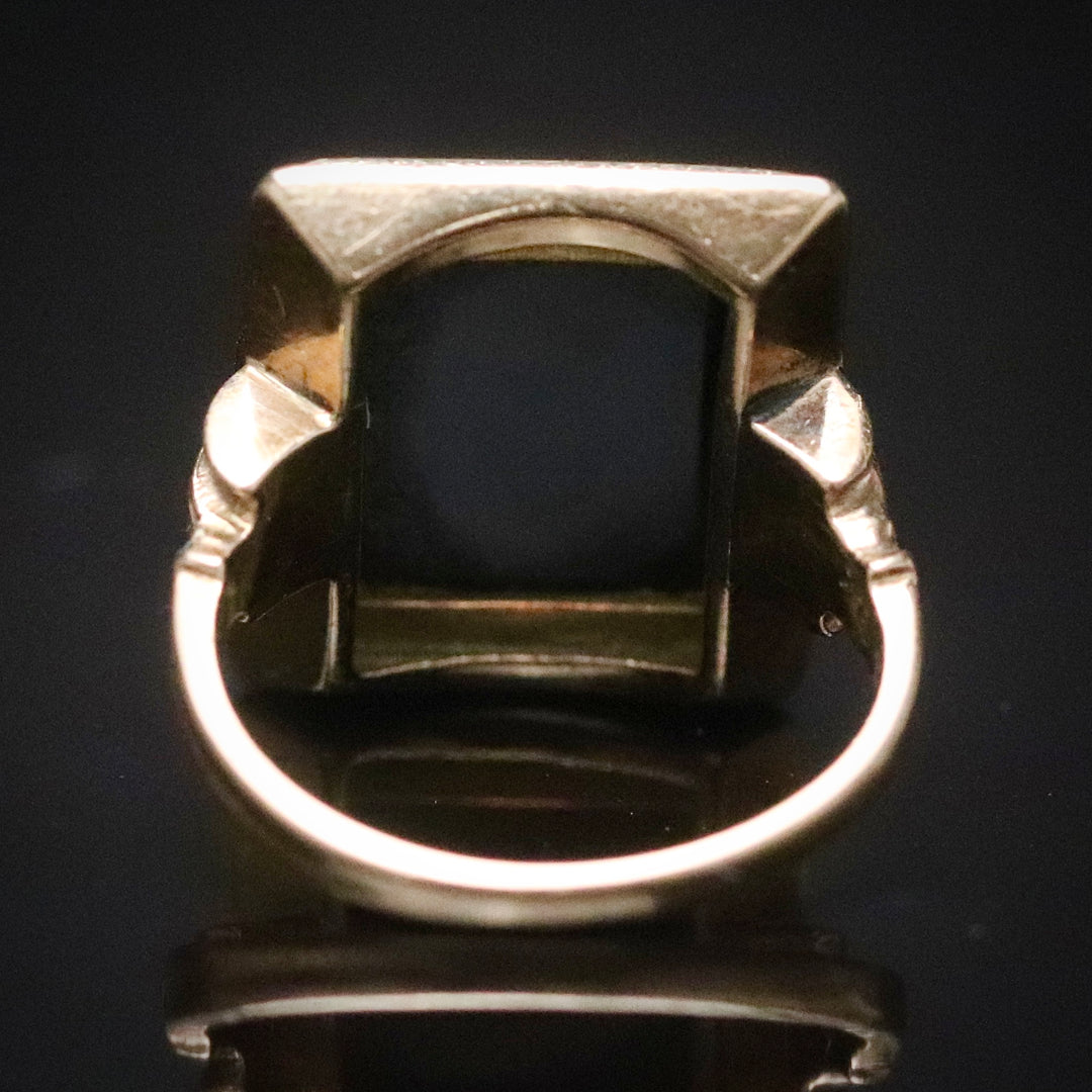 Vintage onyx intaglio ring in yellow gold