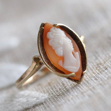 Load image into Gallery viewer, Vintage cameo ring in yellow gold - onyx sale