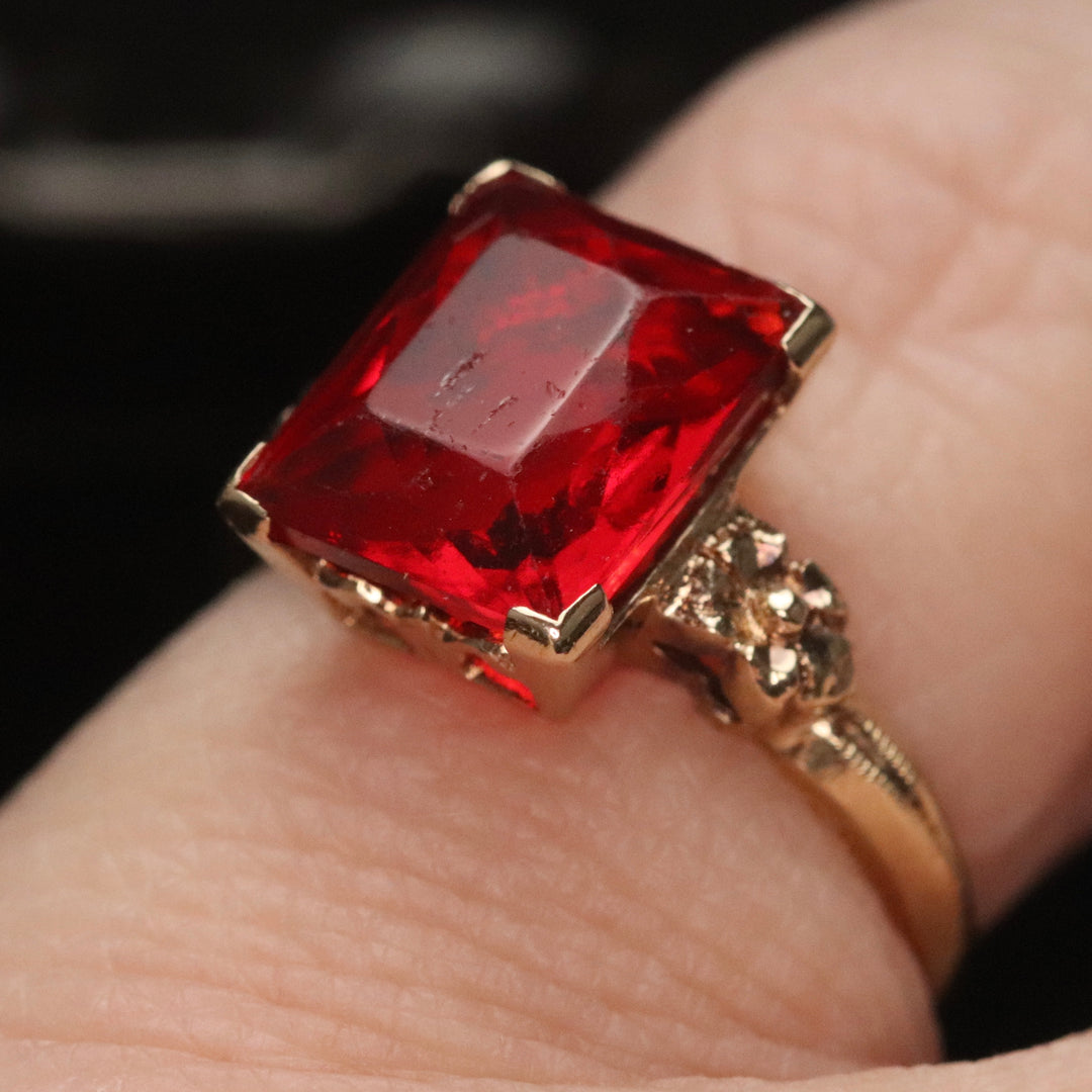 Vintage red paste ring in yellow gold from Manor Jewels