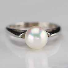 Load image into Gallery viewer, Vintage classic Pearl ring in white gold - onyx sale