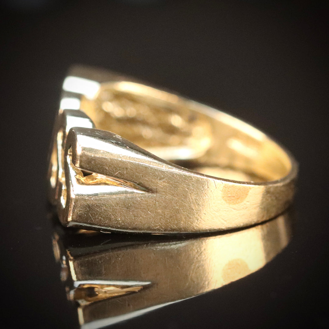 Striking vintage BOSS ring in yellow gold