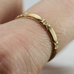 14k yellow gold patterned band in impeccable condition