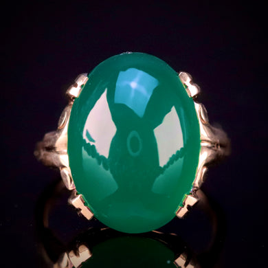 Cabochon chrysoprase vintage ring in yellow gold