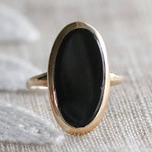Load image into Gallery viewer, Classic oval onyx vintage ring in yellow gold