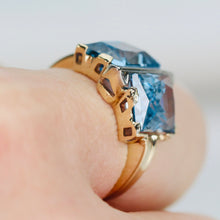 Load image into Gallery viewer, Vintage 2 stone blue synthetic spinel in yellow gold ring