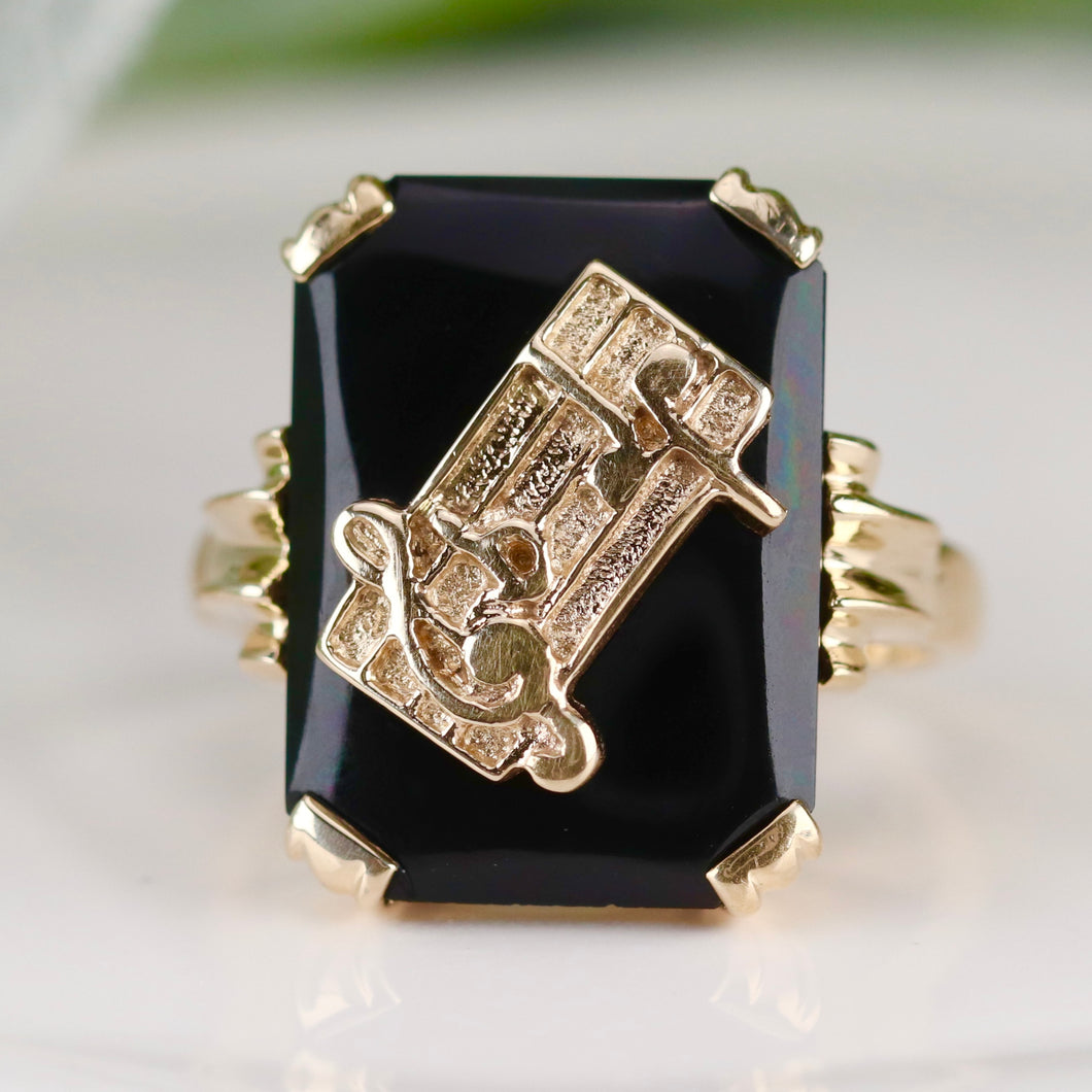 Vintage chunky onyx music note ring in yellow gold