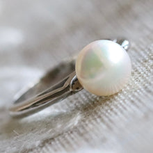 Load image into Gallery viewer, Vintage classic Pearl ring in white gold - onyx sale