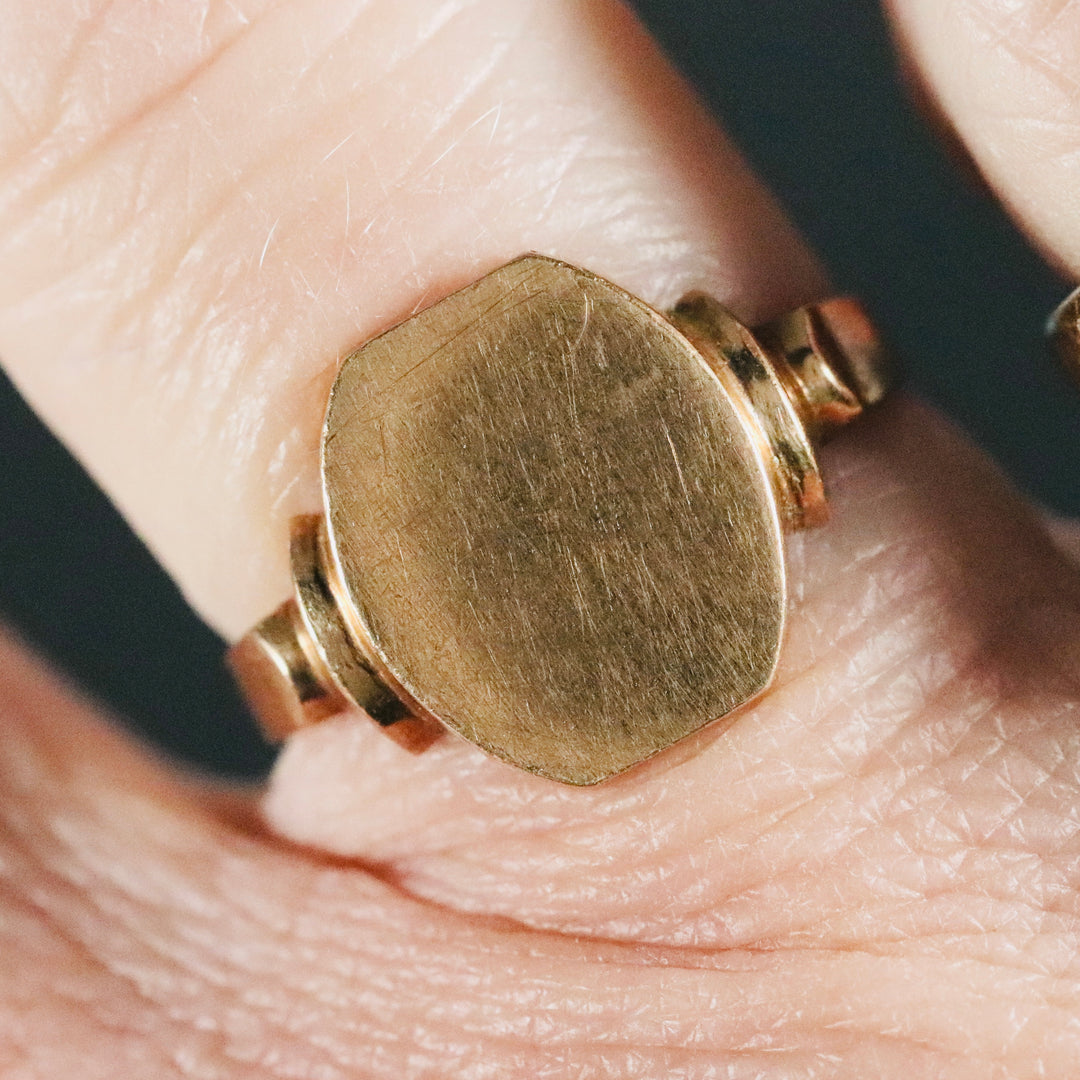 Vintage signet ring in yellow gold from Manor Jewels