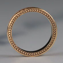 Load image into Gallery viewer, Preloved wheat patterned band in 18k yellow gold