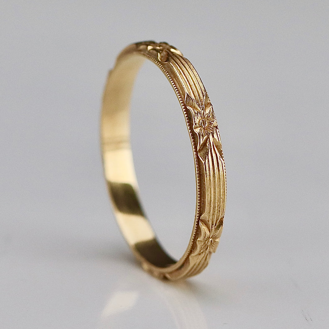 14k yellow gold patterned band in impeccable condition