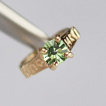 Load image into Gallery viewer, SPECIAL: Mini ring in 14k yellow gold - light green August
