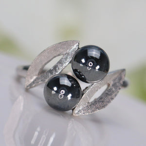 Vintage ring with hematite in white gold