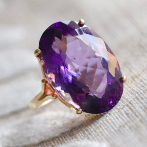 Estate large oval Amethyst ring in 14k yellow gold