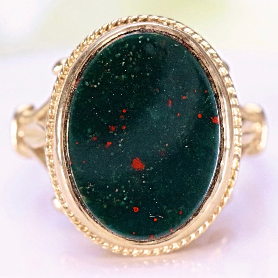 Vintage ring with oval bloodstone in yellow gold