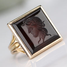Load image into Gallery viewer, Vintage carnelian intaglio in yellow gold - onyx family