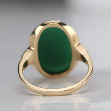 Load image into Gallery viewer, Vintage green and white hardstone cameo ring in yellow gold