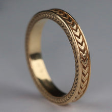Load image into Gallery viewer, Preloved wheat patterned band in 18k yellow gold