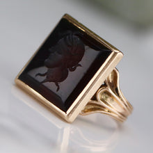 Load image into Gallery viewer, Vintage carnelian intaglio in yellow gold - onyx family