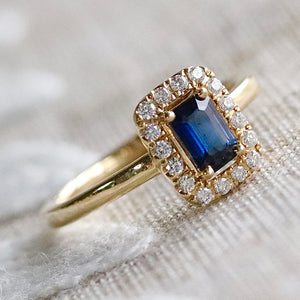 Sapphire and diamond halo ring in 14k yellow gold *onyx deal*