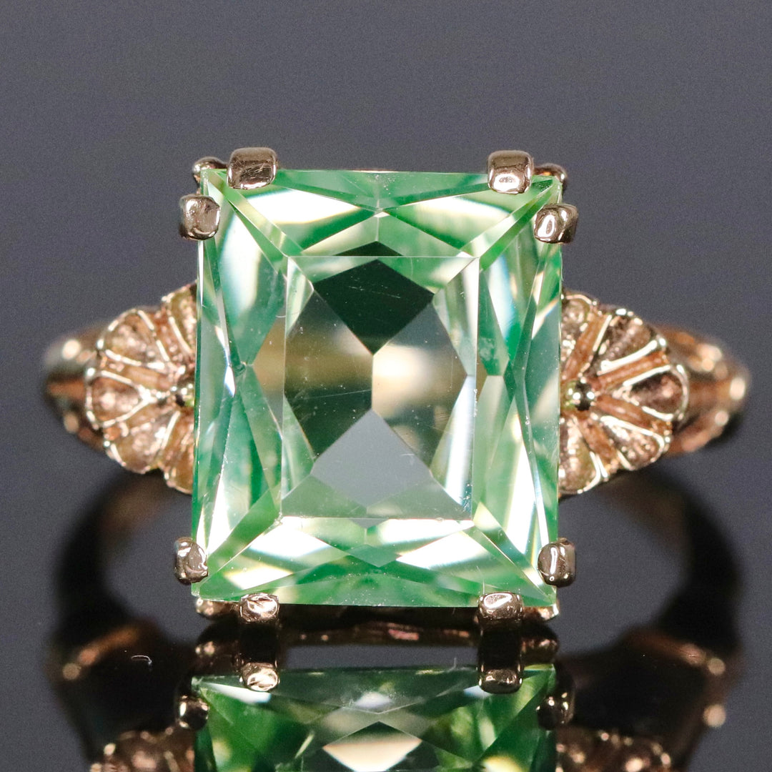 Vintage ring with synthetic green spinel in yellow gold