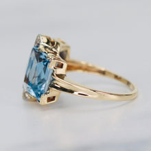 Load image into Gallery viewer, Vintage 2 stone blue synthetic spinel in yellow gold ring