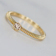 Load image into Gallery viewer, Diamond solitaire in 14k yellow gold