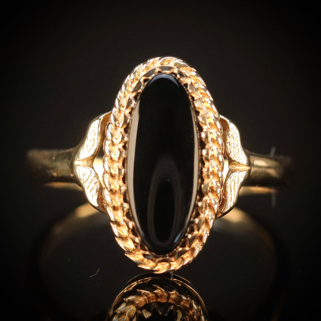 Classic oval onyx vintage ring in yellow gold