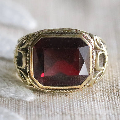 Vintage 1937 lab grown Ruby ring in 14k yellow gold