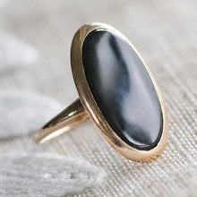 Load image into Gallery viewer, Classic oval onyx vintage ring in yellow gold