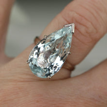 Load image into Gallery viewer, Spectacular vintage 11.60ct pear shape blue topaz ring in 14k white gold