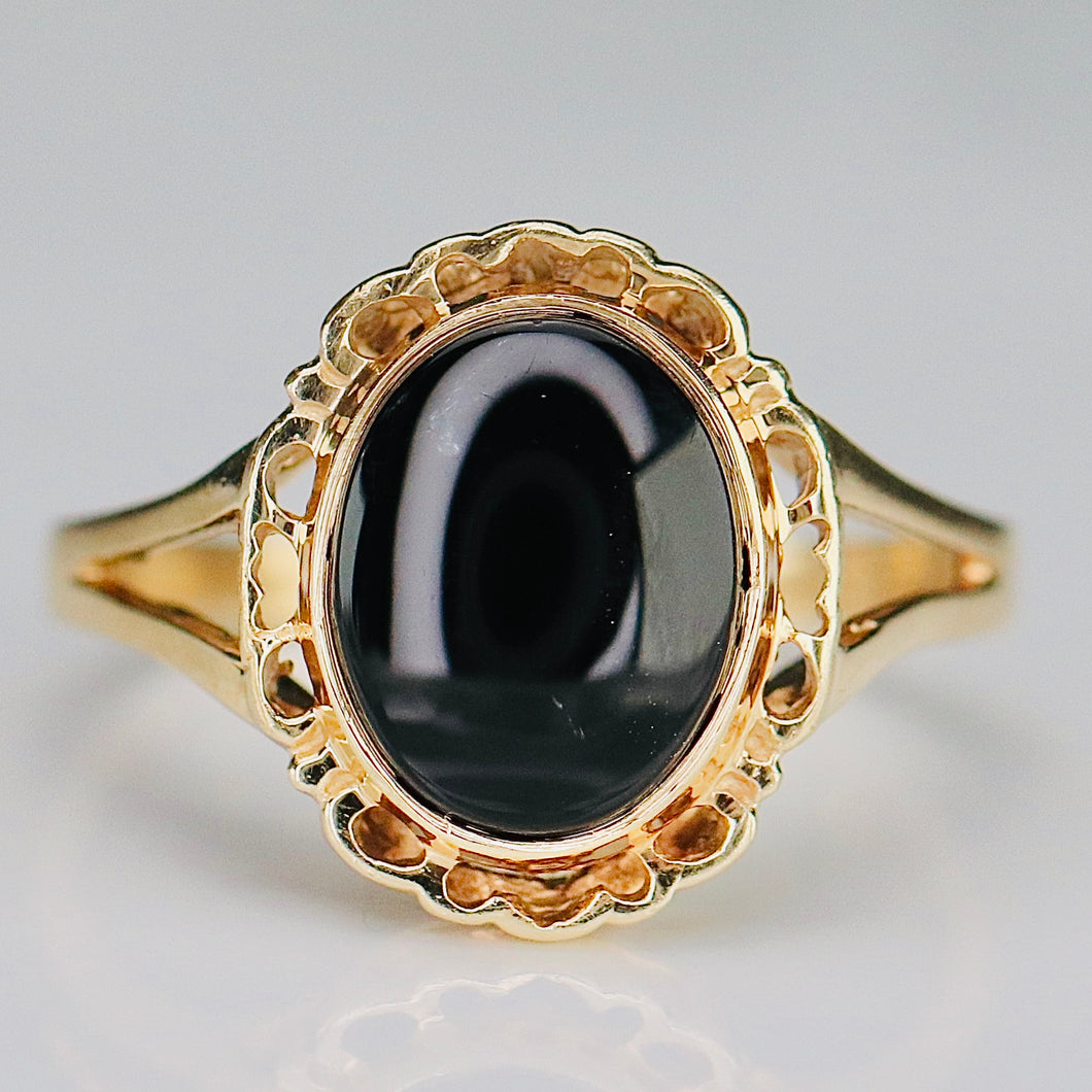 Estate classic vintage oval onyx ring in yellow gold