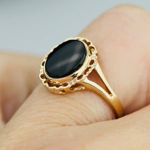 Estate classic vintage oval onyx ring in yellow gold