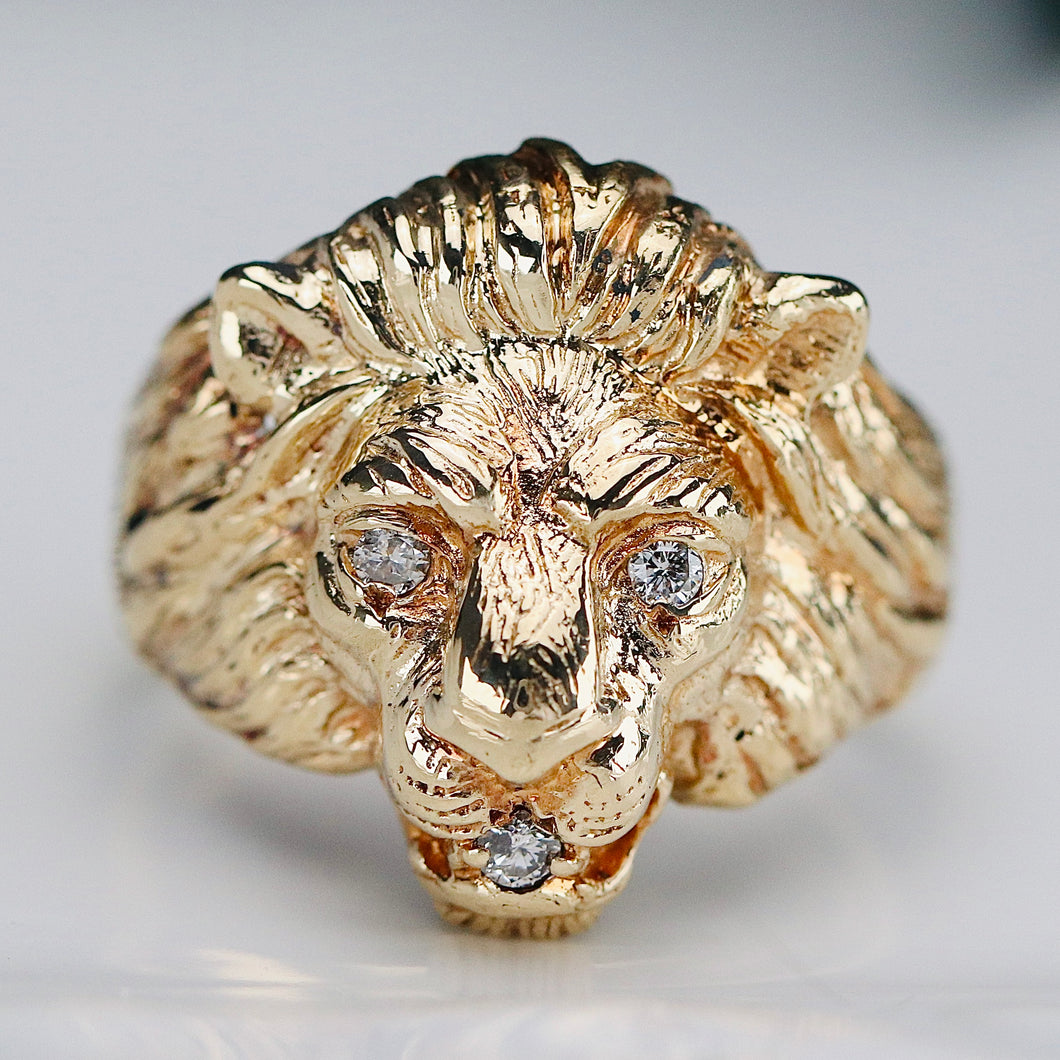 Estate vintage lion’s head ring in yellow gold with diamonds