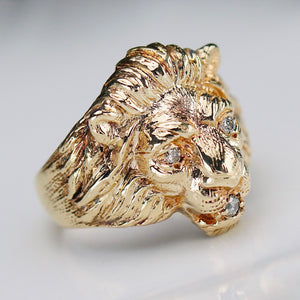 Estate vintage lion’s head ring in yellow gold with diamonds