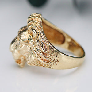Estate vintage lion’s head ring in yellow gold with diamonds