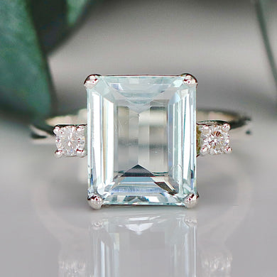 Estate vintage Aquamarine and diamond ring in 14k white gold