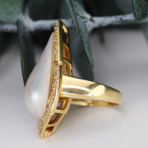 Estate Vintage mabé pearl and diamond ring in 18k yellow gold