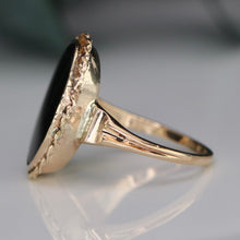 Load image into Gallery viewer, Estate classic oval onyx vintage ring in yellow gold