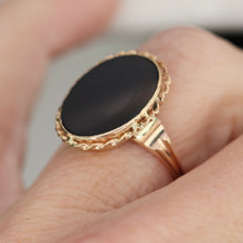 Load image into Gallery viewer, Estate classic oval onyx vintage ring in yellow gold