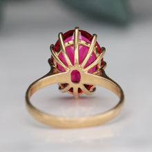 Load image into Gallery viewer, Estate vintage red paste ring in yellow gold