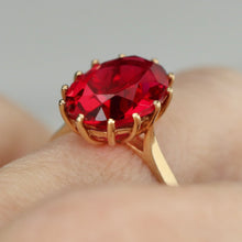Load image into Gallery viewer, Estate vintage red paste ring in yellow gold
