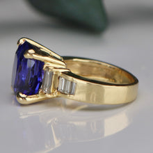 Load image into Gallery viewer, Estate vintage tanzanite and diamond ring in 18k yellow gold