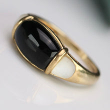 Load image into Gallery viewer, Onyx and mother of pearl ring in yellow gold