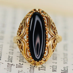 Vintage onyx ring in yellow gold