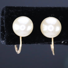 Load image into Gallery viewer, Estate faux pearl screwback earrings in yellow gold