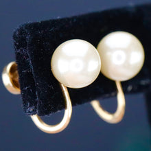 Load image into Gallery viewer, Estate faux pearl screwback earrings in yellow gold