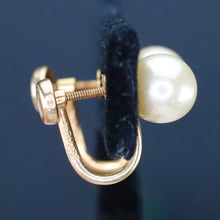Load image into Gallery viewer, Estate faux pearl screwback earrings in yellow gold