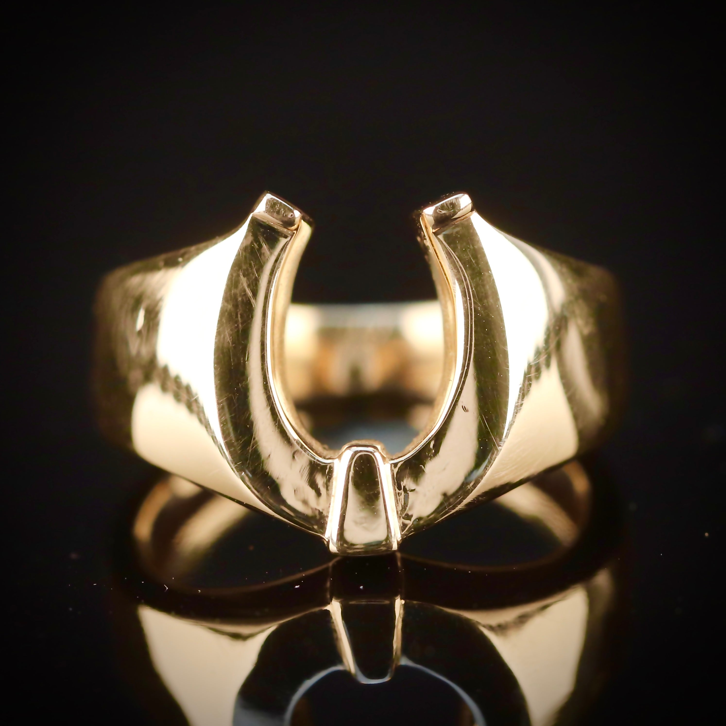 Vintage horseshoe ring in 14k yellow gold