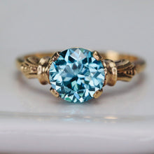 Load image into Gallery viewer, Vintage yellow gold blue zircon ring